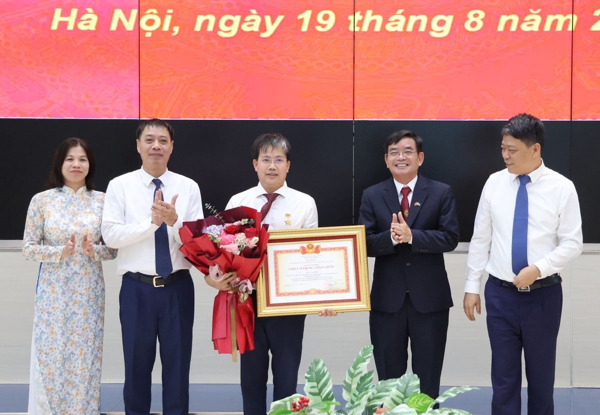 Ông Mai Văn Khiêm, Giám đốc Trung tâm Dự báo KTTV quốc gia được trao danh hiệu Chiến sỹ thi đua toàn quốc. Ảnh: Trung Nguyên.