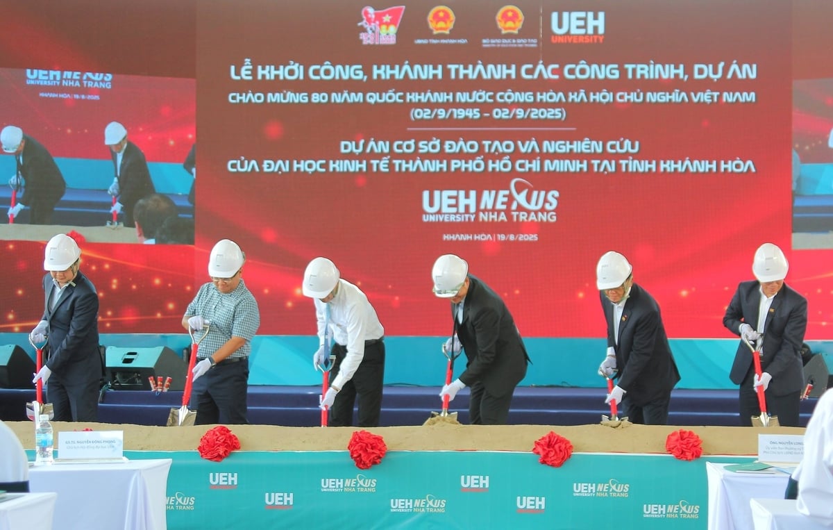 Các đại biểu làm nghi lễ khởi công dự án UEH Nexus Campus Nha Trang - phân hiệu đào tạo Đại học Kinh tế TP.HCM tại Khánh Hòa. Ảnh: Phương Chi.