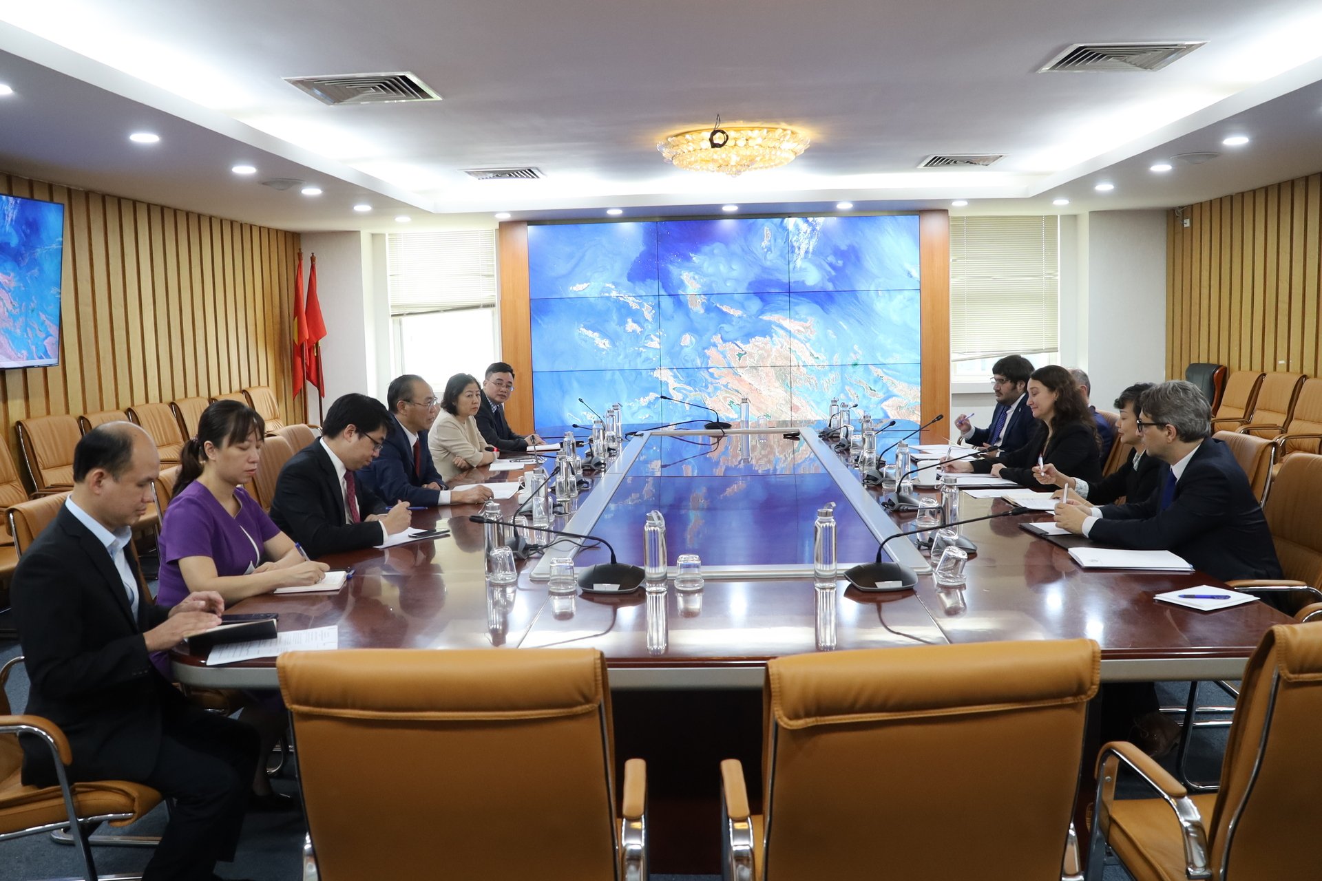 Quang cảnh buổi tiếp Thứ trưởng Bộ Ngoại giao Uruguay Valeria Csukasi cùng Đại sứ Uruguay tại Việt Nam. Ảnh: Phương Linh.
