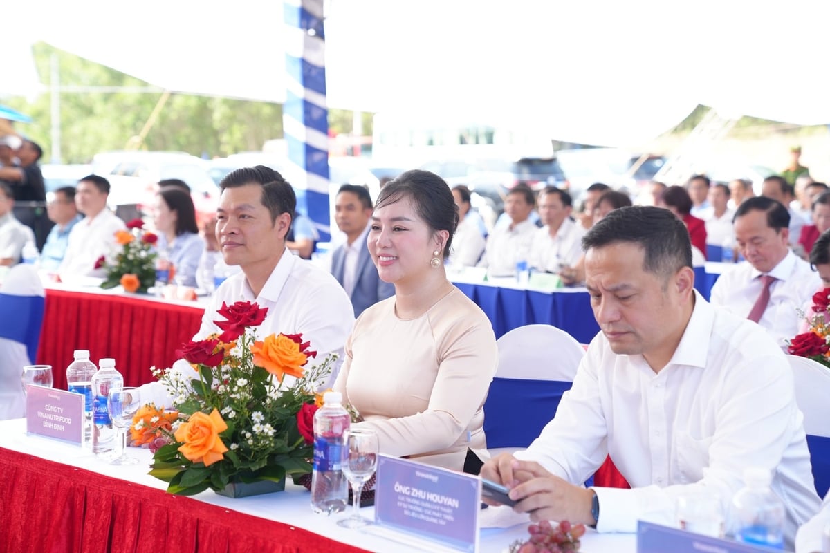 Doanh nghiệp, khách mời tham gia lễ khởi công xây dựng nhà máy Vinanutrifood. Ảnh: Tuấn Anh. Doanh nghiệp, khách mời tham gia lễ khởi công xây dựng nhà máy Vinanutrifood. Ảnh: Tuấn Anh.