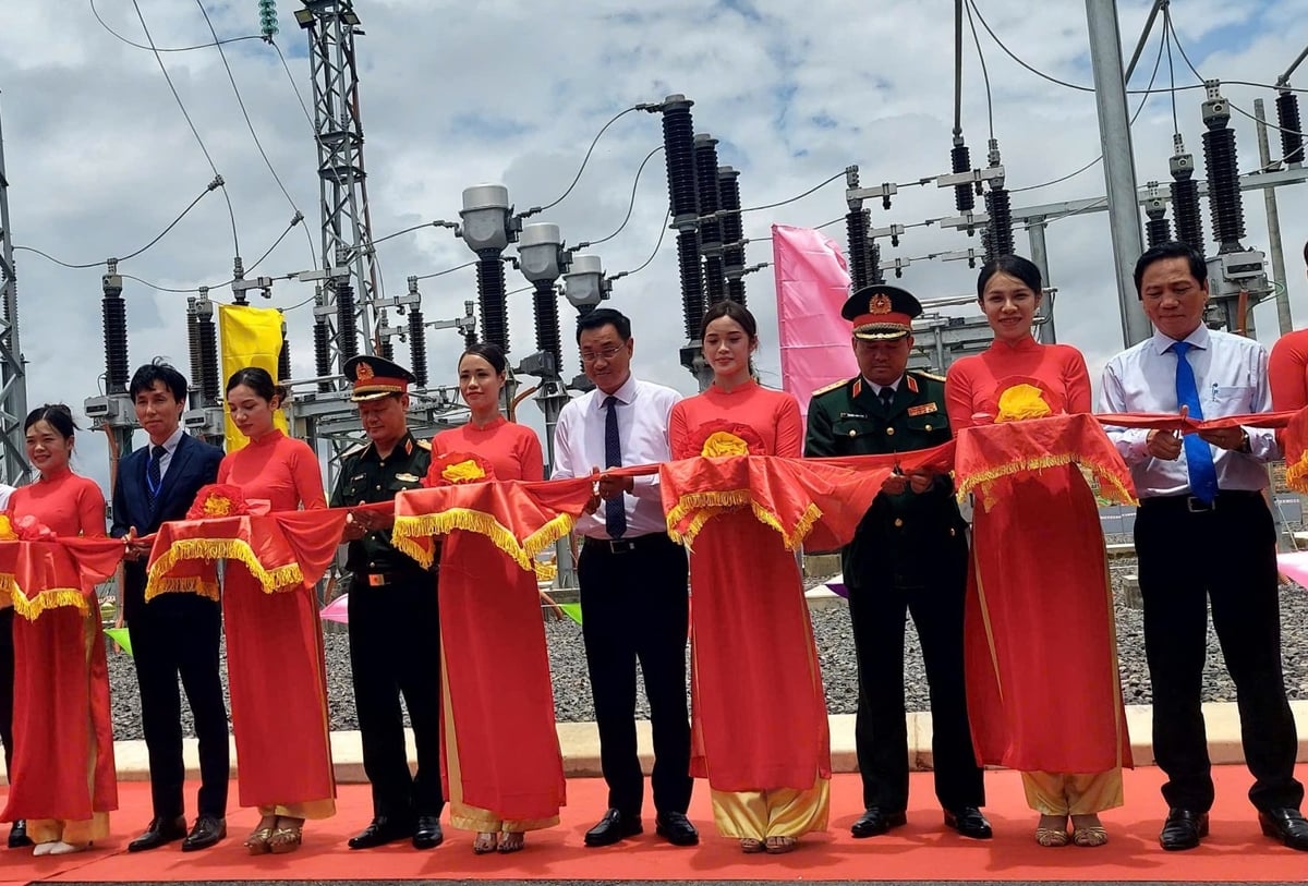 Lãnh đạo Tỉnh ủy, UBND tỉnh Quảng Trị cắt băng khánh thành Dự án Nhà máy điện gió Hải Anh. Ảnh: Đức Nghĩa. Lãnh đạo Tỉnh ủy, UBND tỉnh Quảng Trị cắt băng khánh thành Dự án Nhà máy điện gió Hải Anh. Ảnh: Đức Nghĩa.