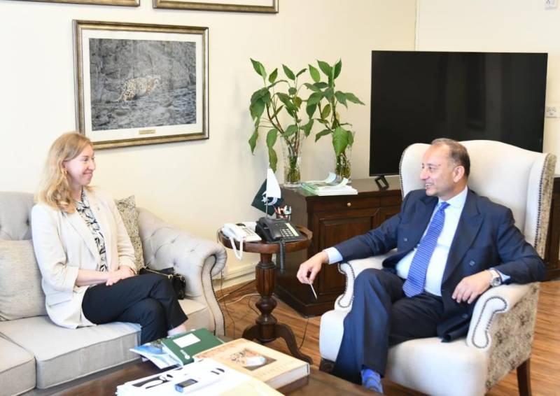 Bộ trưởng Biến đổi Khí hậu Pakistan, ông Musadik Malik làm việc với bà Laura Jalasjoki, Trưởng đại diện Tổ chức Sáng kiến Tăng trưởng Xanh Toàn cầu (GGGI), nhằm thảo luận các cơ hội hợp tác trong lĩnh vực tăng trưởng xanh. Ảnh: APP.