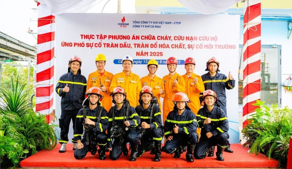 PV GAS CA MAU tổ chức thực tập phương án chữa cháy, cứu nạn cứu hộ, ứng phó sự cố tràn dầu, hóa chất và môi trường năm 2025. Ảnh: PV GAS.