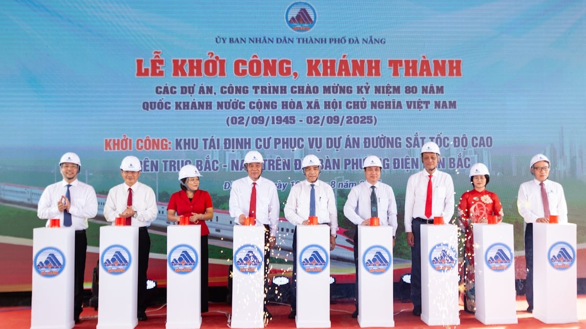 Các đại biểu bấm nút khởi công công trình Khu tái định cư. Ảnh: Phạm Huy.
