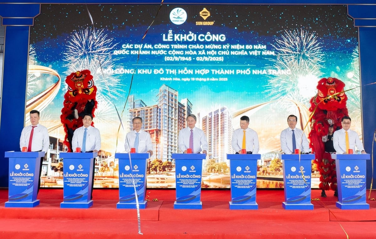 Lễ khởi công dự án Khu đô thị hỗn hợp Nha Trang có tổng mức đầu tư hơn 17.000 tỷ đồng được tổ chức long trọng. Ảnh: PC. Lễ khởi công dự án Khu đô thị hỗn hợp Nha Trang có tổng mức đầu tư hơn 17.000 tỷ đồng được tổ chức long trọng. Ảnh: PC.