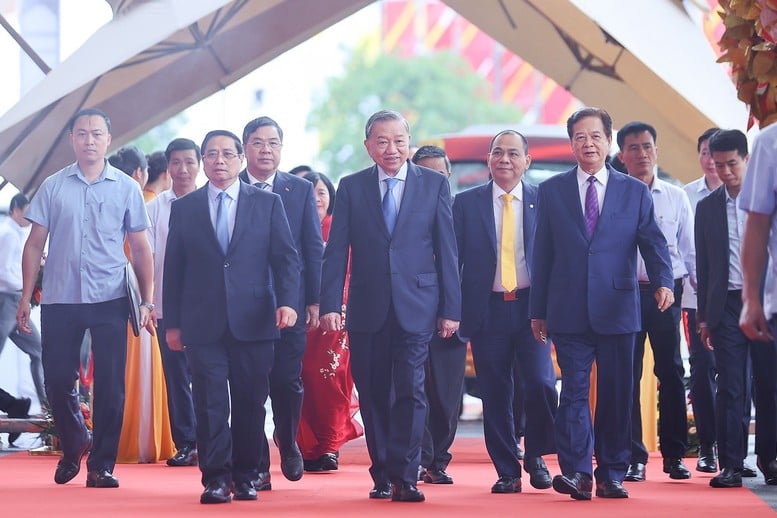 Tổng Bí thư Tô Lâm, Thủ tướng Chính phủ Phạm Minh Chính, nguyên Thủ tướng Chính phủ Nguyễn Tấn Dũng cùng các đại biểu tới dự lễ khởi công, khánh thành 250 công trình. Ảnh: VGP/Nhật Bắc. Tổng Bí thư Tô Lâm, Thủ tướng Chính phủ Phạm Minh Chính, nguyên Thủ tướng Chính phủ Nguyễn Tấn Dũng cùng các đại biểu tới dự lễ khởi công, khánh thành 250 công trình. Ảnh: VGP/Nhật Bắc.