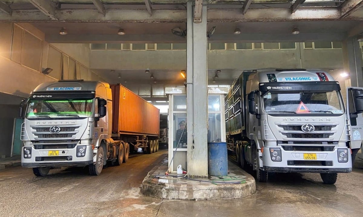 Xe tải của Nghệ An thông quan thủ tục hải quan tại cửa khẩu. Ảnh: Phạm Tuân.
