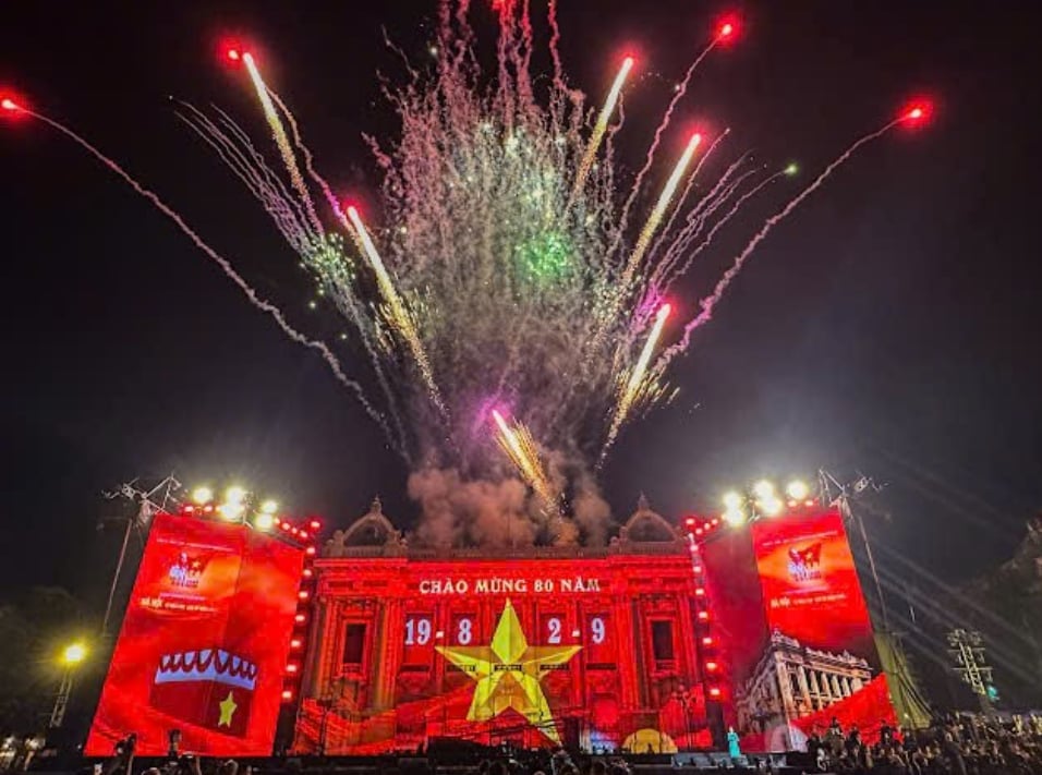 Không gian Hồ Gươm - Tháp Rùa, Quảng trường Nhà hát Lớn... trở thành 'chứng nhân' kể lại lịch sử Thăng Long - Hà Nội. Ảnh: Hương Thu. Không gian Hồ Gươm - Tháp Rùa, Quảng trường Nhà hát Lớn... trở thành 'chứng nhân' kể lại lịch sử Thăng Long - Hà Nội. Ảnh: Hương Thu.