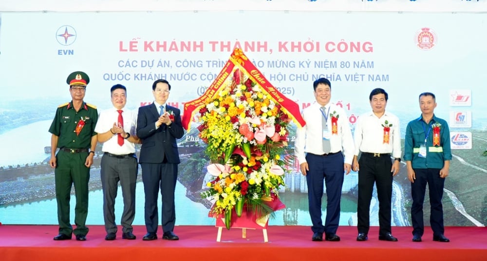 Đồng chí Mai Văn Chính, Ủy viên Trung ương Đảng, Phó Thủ tướng Chính phủ (thứ 3 từ trái sang), tặng hoa chúc mừng chủ đầu tư và các nhà thầu thi công dự án. Ảnh: EVN.