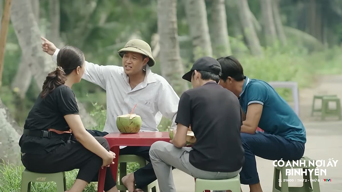 Dân làng bàn tán về việc sáp nhập với xã bên cạnh. Ảnh CMH Dân làng bàn tán về việc sáp nhập với xã bên cạnh. Ảnh CMH