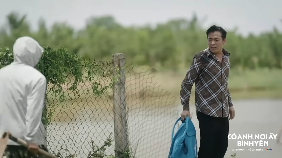 Cường và bạn đã chặn người này để dò hỏi. Ảnh CMH Cường và bạn đã chặn người này để dò hỏi. Ảnh CMH
