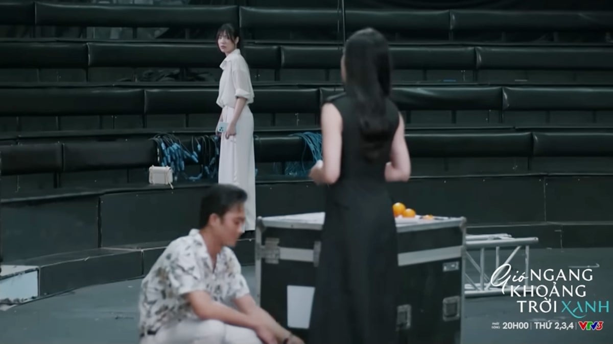 Phương khó chịu ra mặt khi Đăng tình cảm với vợ. Ảnh CMH