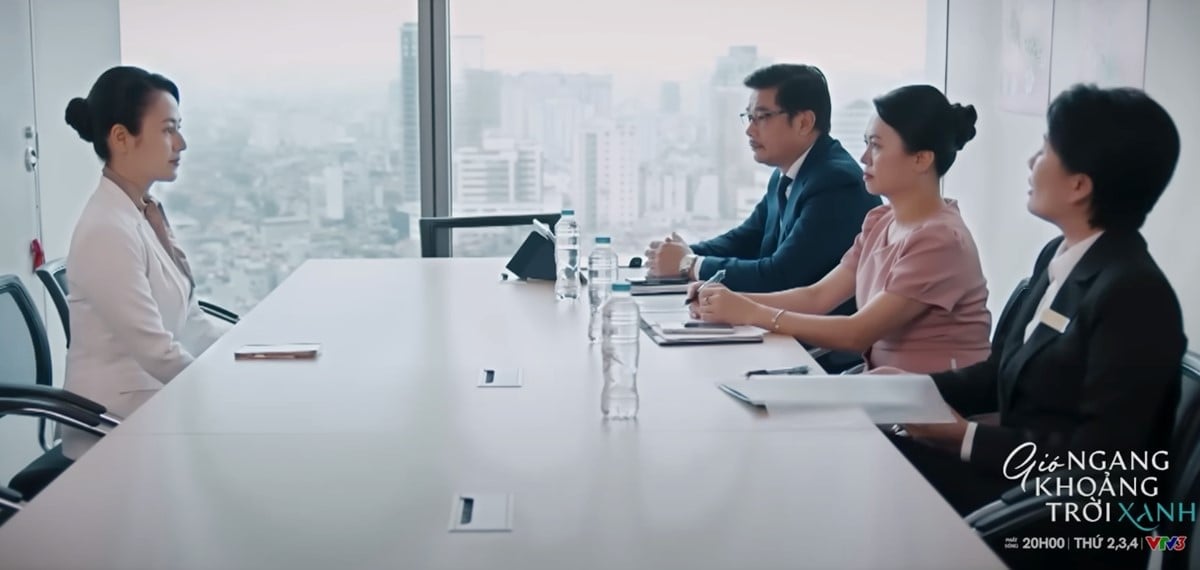 Ngân thể hiện sự tự tin của mình trước ban lãnh đạo. Ảnh CMH