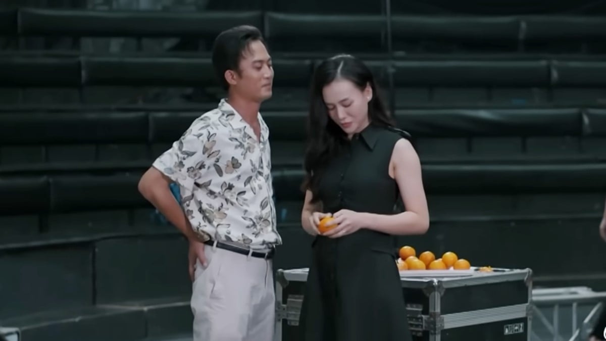 Đăng tìm cách làm lành với vợ bằng việc thay dép cho Mỹ Anh đỡ đau chân. Ảnh CMH