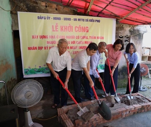 Khởi công xây dựng nhà ở cho người có công ở Kiều Phú. Ảnh: Truyền hình Kiều Phú. 
