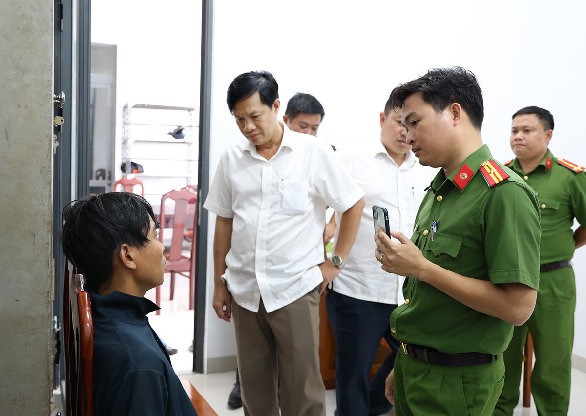 Đại tá Nguyễn Nhật Trường, Phó Giám đốc Công an tỉnh (thứ 2 từ trái qua) chỉ đạo công tác điều tra, truy bắt đối tượng. Ảnh: Tiến Tầm. Đại tá Nguyễn Nhật Trường, Phó Giám đốc Công an tỉnh (thứ 2 từ trái qua) chỉ đạo công tác điều tra, truy bắt đối tượng. Ảnh: Tiến Tầm.