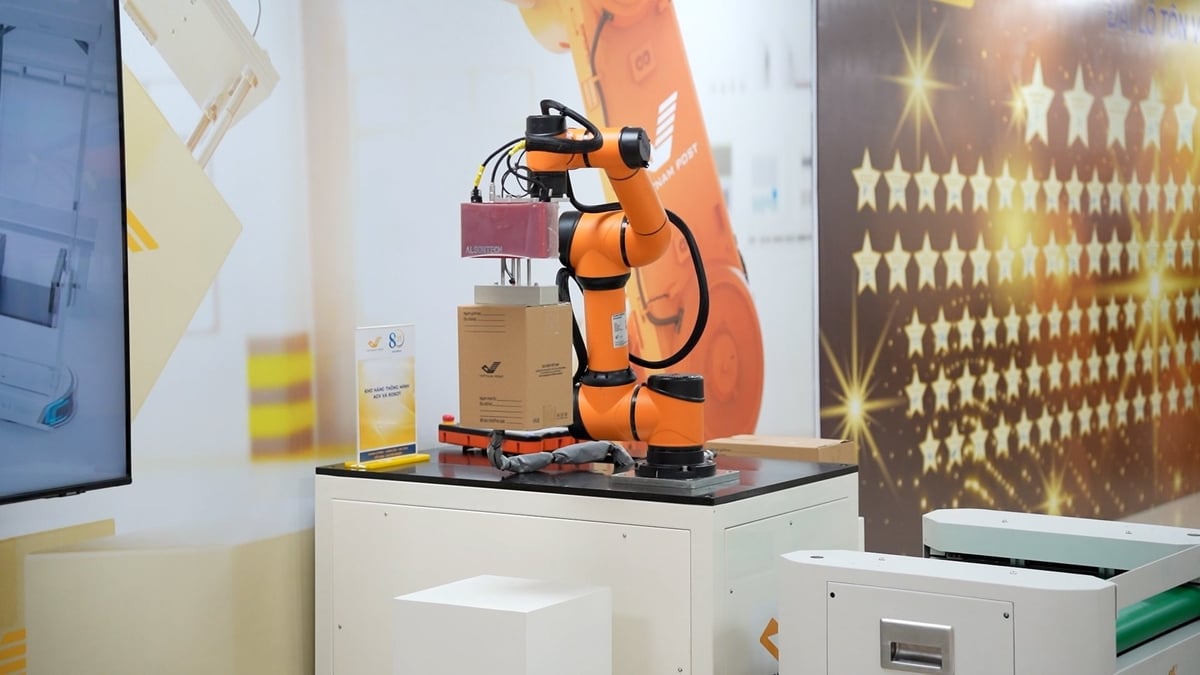 Kho hàng thông minh với hệ thống robot tự động (AGV robot) của Bưu điện Việt Nam - giải pháp hiện đại giúp tối ưu vận hành, nâng cao tốc độ xử lý hàng hóa nhanh chóng, chính xác, an toàn. Ảnh: VNP. Kho hàng thông minh với hệ thống robot tự động (AGV robot) của Bưu điện Việt Nam - giải pháp hiện đại giúp tối ưu vận hành, nâng cao tốc độ xử lý hàng hóa nhanh chóng, chính xác, an toàn. Ảnh: VNP.