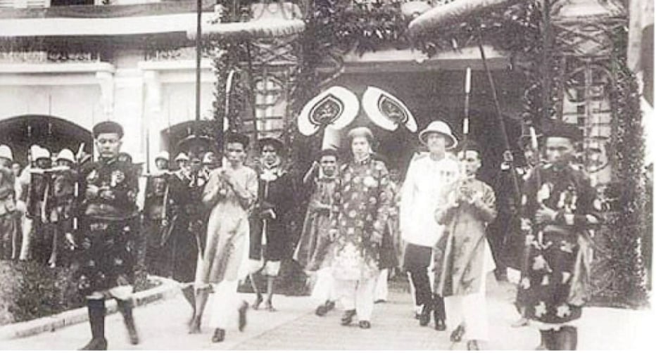 Chiều ngày 30/8/1945, trong cuộc mít tinh của hàng vạn quần chúng trước cửa Ngọ Môn, Vua Bảo Đại tuyên bố thoái vị và nộp ấn, kiếm cho đại diện Chính phủ lâm thời. Chế độ phong kiến Việt Nam kéo dài hàng nghìn năm hoàn toàn sụp đổ. Ảnh Tư liệu. Chiều ngày 30/8/1945, trong cuộc mít tinh của hàng vạn quần chúng trước cửa Ngọ Môn, Vua Bảo Đại tuyên bố thoái vị và nộp ấn, kiếm cho đại diện Chính phủ lâm thời. Chế độ phong kiến Việt Nam kéo dài hàng nghìn năm hoàn toàn sụp đổ. Ảnh Tư liệu.