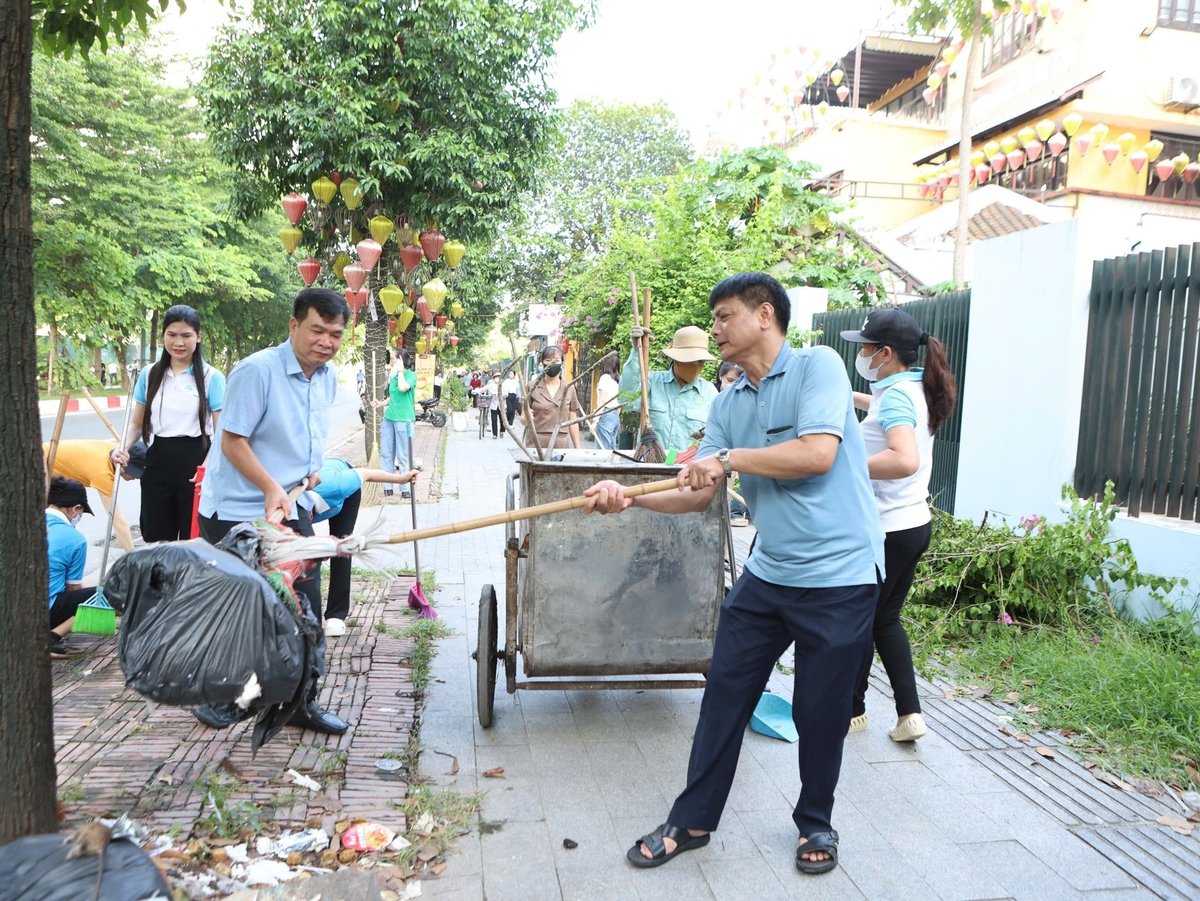 Hà Nội không chỉ dừng lại ở việc dọn vệ sinh môi trường trước mỗi dịp lễ, mà đặt mục tiêu duy trì hoạt động trong nếp sống thường ngày của người dân. Ảnh: Thanh Hải. Hà Nội không chỉ dừng lại ở việc dọn vệ sinh môi trường trước mỗi dịp lễ, mà đặt mục tiêu duy trì hoạt động trong nếp sống thường ngày của người dân. Ảnh: Thanh Hải.