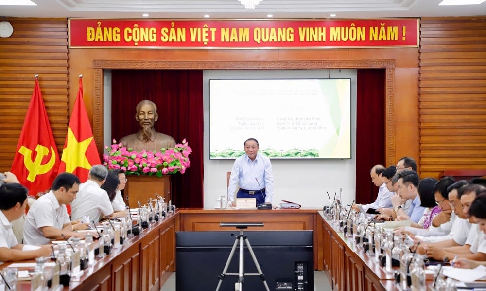 Bộ trưởng Bộ VHTTDL Nguyễn Văn Hùng chủ trì cuộc họp với các thành viên Ban Soạn thảo và Tổ Biên tập về những nội dung trọng tâm của Dự thảo Nghị quyết tại phiên họp thứ hai. Ảnh: Báo Văn hóa.