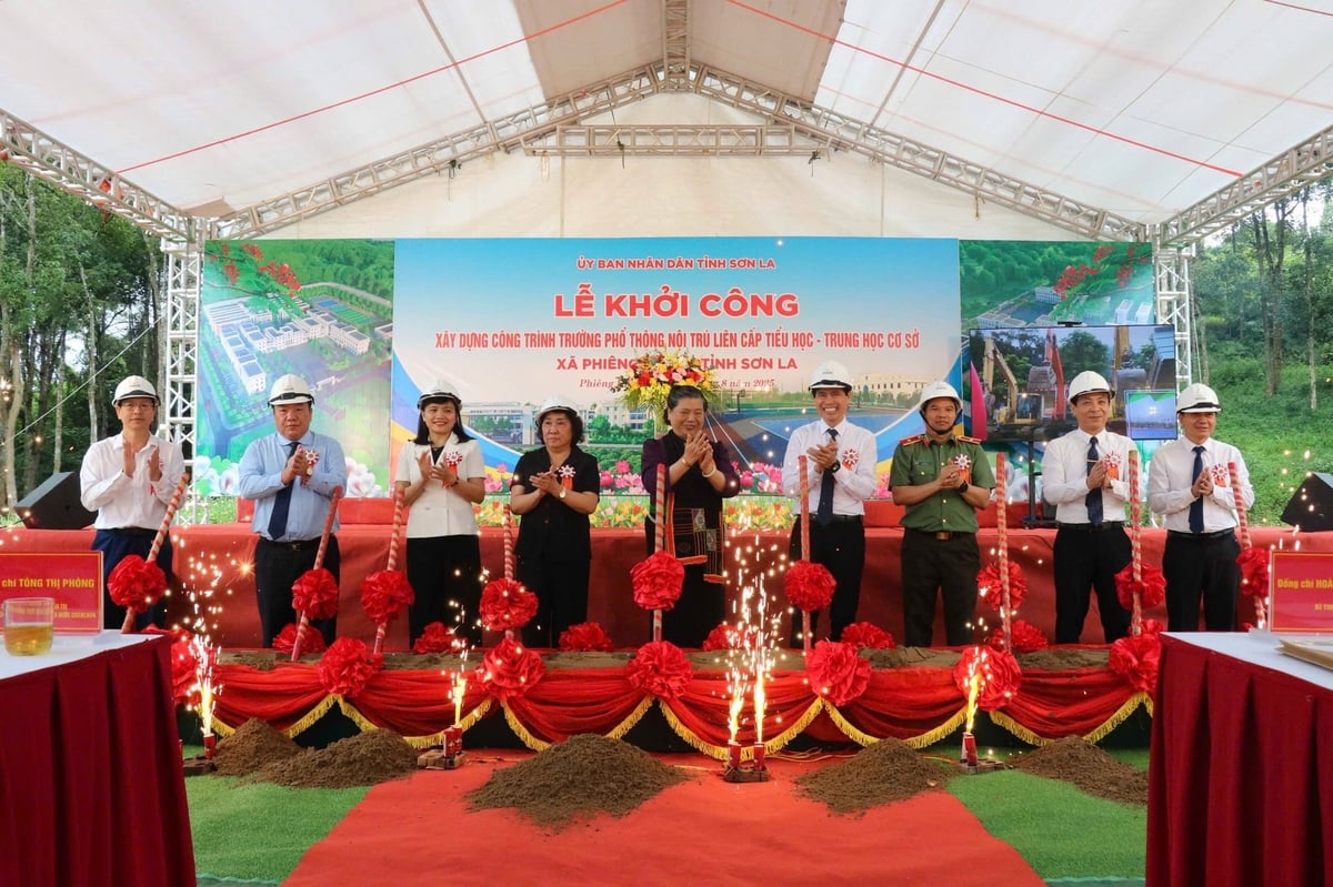 Các đại biểu thực hiện nghi thức khởi công xây dựng Trường phổ thông nội trú liên cấp Tiểu học - THCS Phiêng Khoài. Ảnh: Nguyễn Nga.