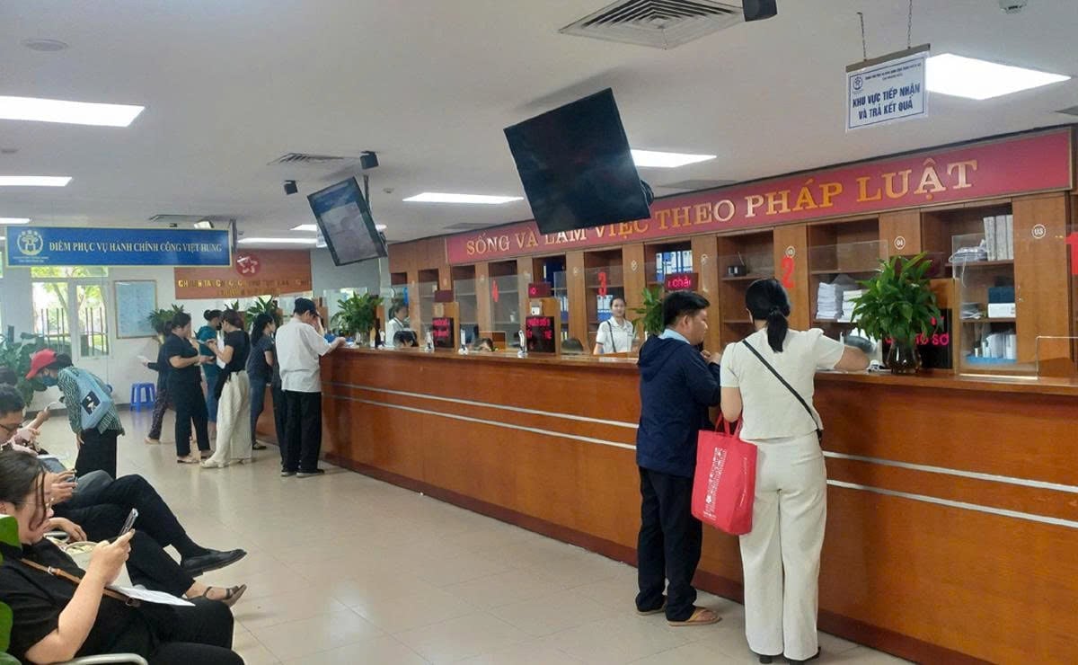 Người dân đến làm thủ tục hành chính tại điểm phục vụ hành chính công phường Việt Hưng (Hà Nội). Ảnh: Xuân Hà.