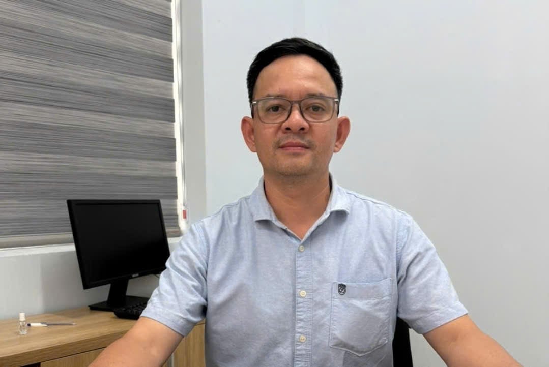 Ông Nguyễn Văn Nam, Trưởng Phòng Kinh tế - Hạ tầng - Đô thị phường Tân Hưng, nhìn nhận: 'Phân loại rác tại nguồn không chỉ giúp giảm áp lực xử lý chất thải mà còn mang lại lợi ích về kinh tế và môi trường'. Ảnh: Đình Du. Ông Nguyễn Văn Nam, Trưởng Phòng Kinh tế - Hạ tầng - Đô thị phường Tân Hưng, nhìn nhận: 'Phân loại rác tại nguồn không chỉ giúp giảm áp lực xử lý chất thải mà còn mang lại lợi ích về kinh tế và môi trường'. Ảnh: Đình Du.