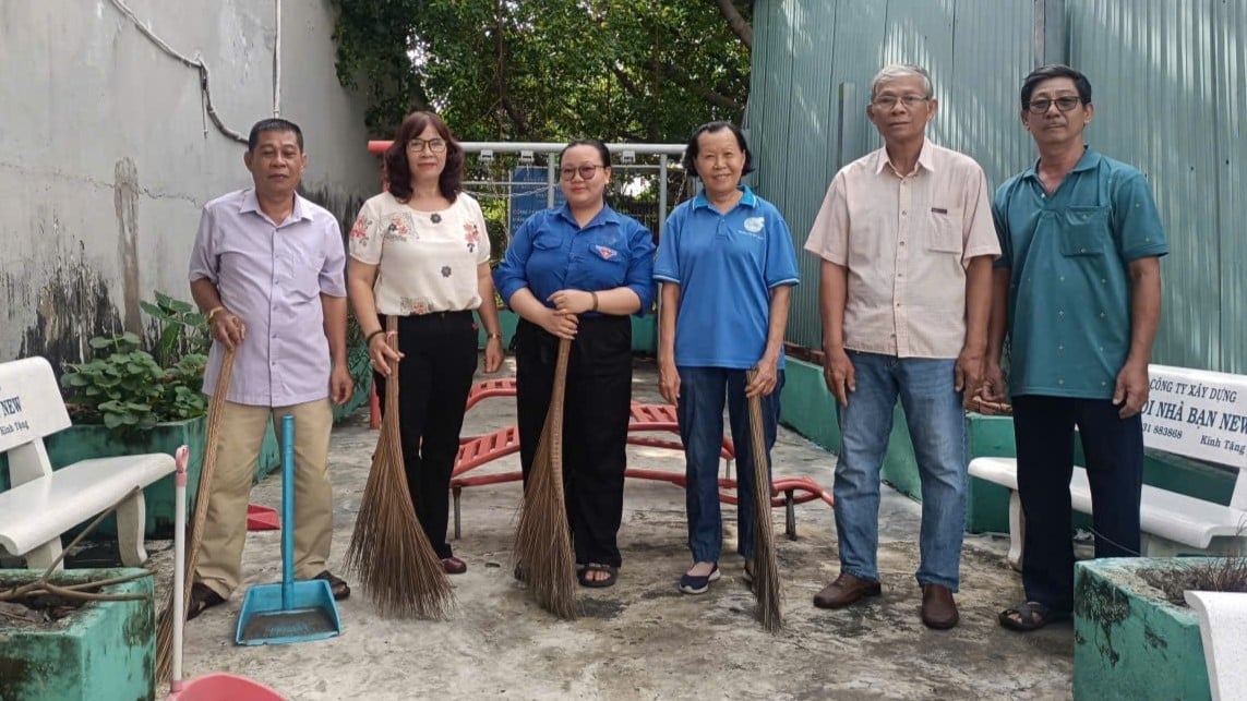 Người dân và cán bộ phường Tân Hưng cùng đồng hành, sẵn sàng cho hoạt động dọn vệ sinh môi trường. Ảnh: Đình Du. Người dân và cán bộ phường Tân Hưng cùng đồng hành, sẵn sàng cho hoạt động dọn vệ sinh môi trường. Ảnh: Đình Du.