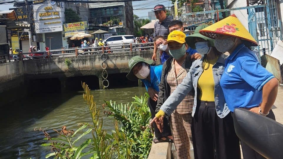 Cán bộ, đoàn thể và người dân phường Tân Hưng tuyên truyền, vận động giữ gìn vệ sinh dòng kênh. Ảnh: Đình Du. Cán bộ, đoàn thể và người dân phường Tân Hưng tuyên truyền, vận động giữ gìn vệ sinh dòng kênh. Ảnh: Đình Du.