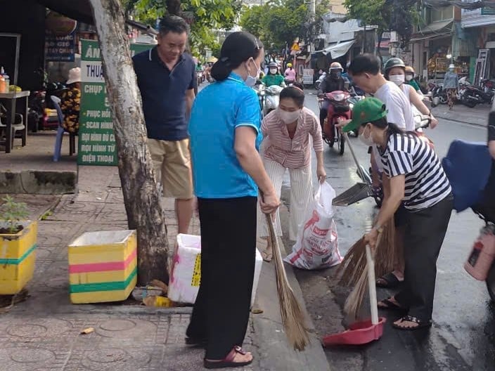 Người dân phường Tân Hưng tích cực tham gia quét dọn, thu gom rác trên các tuyến đường. Ảnh: Đình Du. Người dân phường Tân Hưng tích cực tham gia quét dọn, thu gom rác trên các tuyến đường. Ảnh: Đình Du.