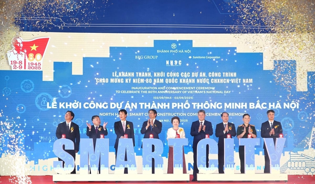 Các đại biểu thực hiện nghi thức khởi công. Ảnh: CĐT.