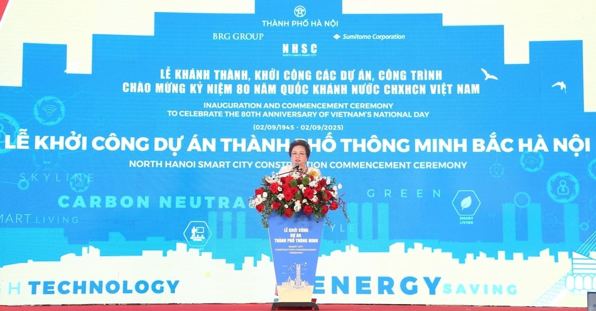 Madame Nguyễn Thị Nga, Chủ tịch Tập đoàn BRG, Phó Chủ tịch kiêm Tổng Giám đốc Công ty Thành phố Thông minh Bắc Hà Nội phát biểu tại sự kiện. Ảnh: CĐT.