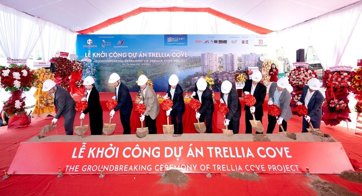 Các đại biểu thực hiện nghi thức khởi công dự án Trellia Cove. Ảnh: Nam Long. 