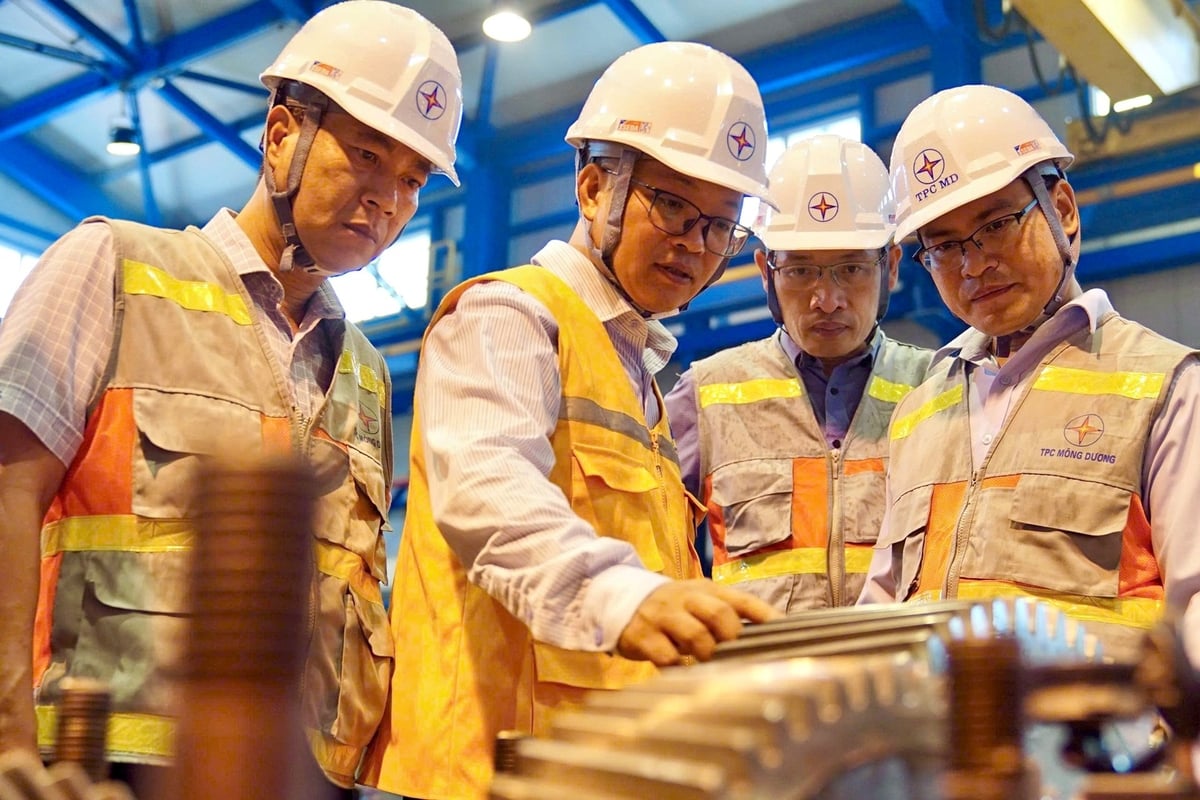 Phó Tổng Giám đốc EVNGENCO3 Trần Đình Ân (ngoài cùng bên phải) kiểm tra công trường. Ảnh: EVNGENCO3.