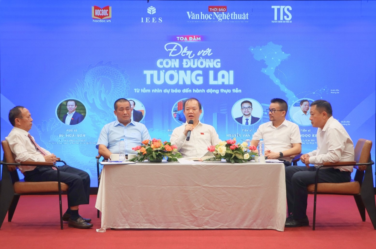 Tọa đàm 'Con đường tương lai' tại TP.HCM. Ảnh: HĐ.