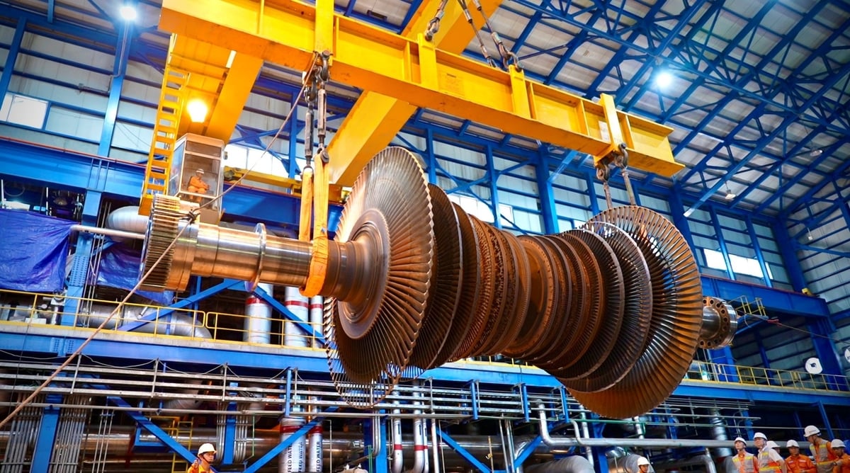 Nhóm công tác tháo và cẩu rotor turbine hạ áp ra ngoài để kiểm tra và bảo dưỡng. Ảnh: EVNGENCO3.