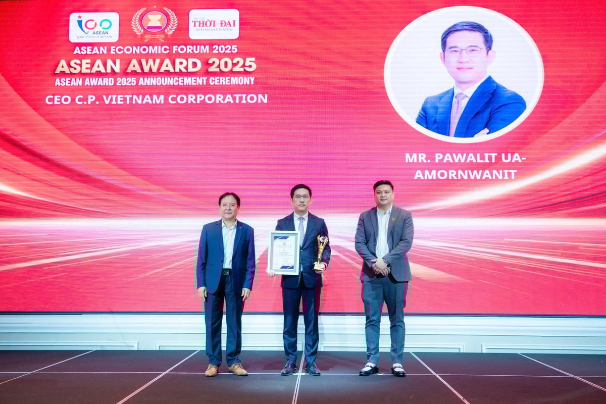 Ông Pawalit Ua-Amornwanit vinh dự nhận Giải thưởng 'Nhà lãnh đạo xuất sắc ASEAN 2025'. Ảnh: Trần Quân.