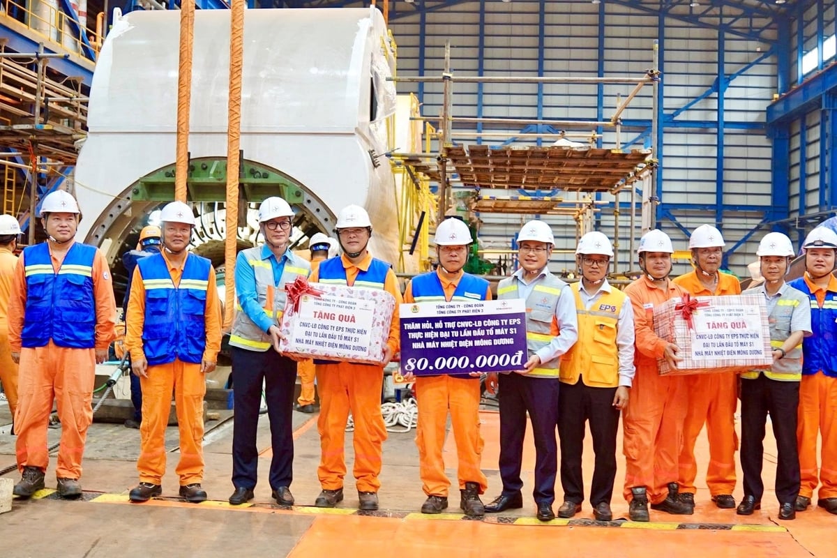 Lãnh đạo EVNGENCO3 trao quà động viên người lao động Công ty EPS, Nhiệt điện Mông Dương tại công trường đại tu tổ máy S1. Ảnh: EVNGENCO3.