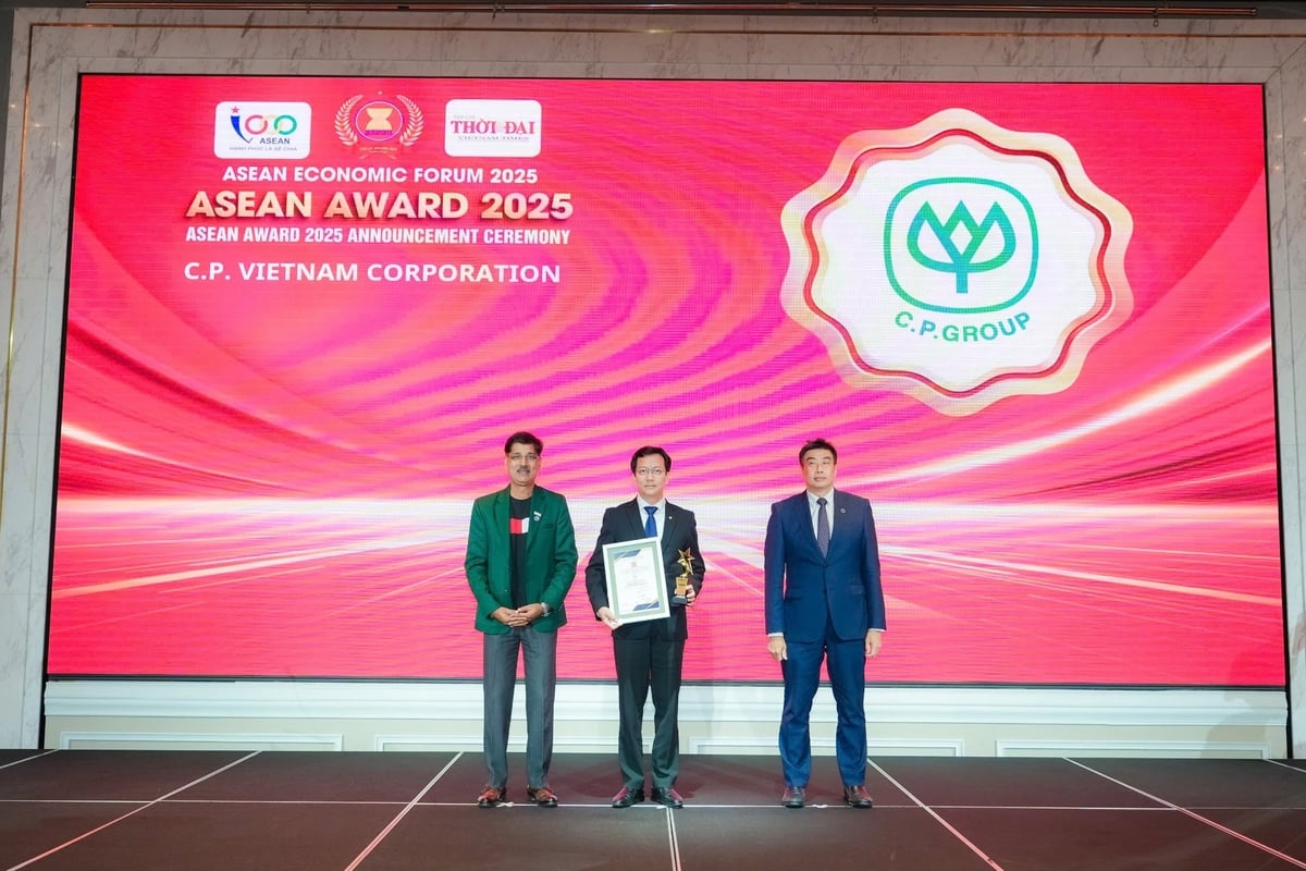 Đại diện C.P. Việt Nam, ông Vũ Anh Tuấn - Phó Tổng Giám đốc Cấp cao đã nhận Giải thưởng 'Top 10 Thương hiệu Tăng trưởng Xanh ASEAN'. Ảnh: Trần Quân.