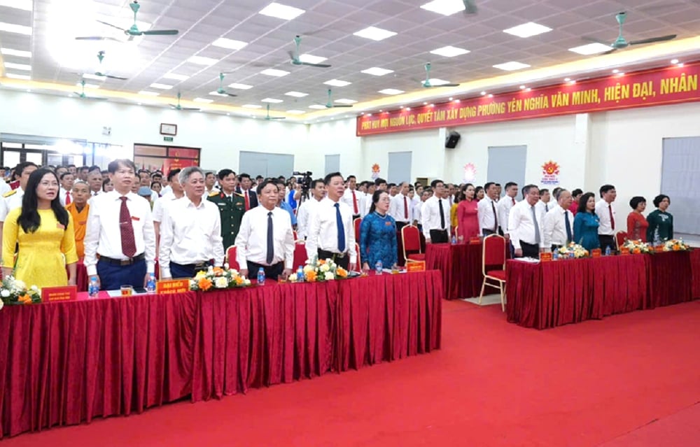 Các đại biểu thực hiện nghi thức chào cờ. Ảnh: Hoàng Điệp.