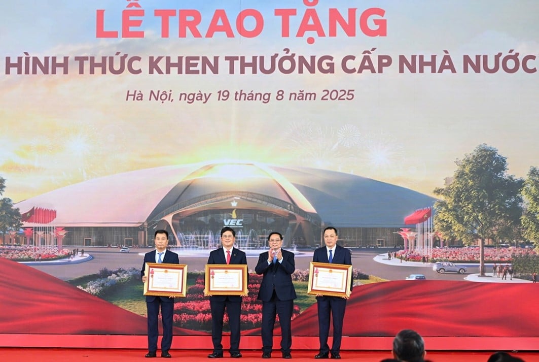 Thay mặt lãnh đạo Đảng, Nhà nước, Thủ tướng Phạm Minh Chính trao tặng Huân chương Lao động hạng 3 cho EVN, EVNNPT và ông Đặng Hoàng An - Chủ tịch HĐTV EVN vì có thành tích xuất sắc đột xuất trong tham gia xây dựng đường dây 500KV mạch 3 góp phần vào sự nghiệp xây dựng chủ nghĩa xã hội và bảo vệ Tổ quốc. Ảnh: EVNNPT.