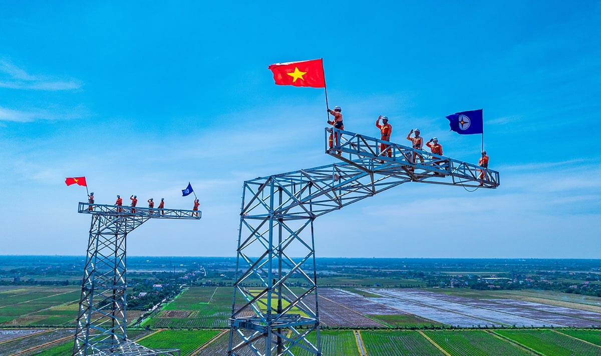 Cán bộ công nhân viên EVNNPT vui mừng sau khi hoàn thành dựng cột Dự án đường dây 500kV mạch 3, tháng 6/2024. Ảnh: EVNNPT.