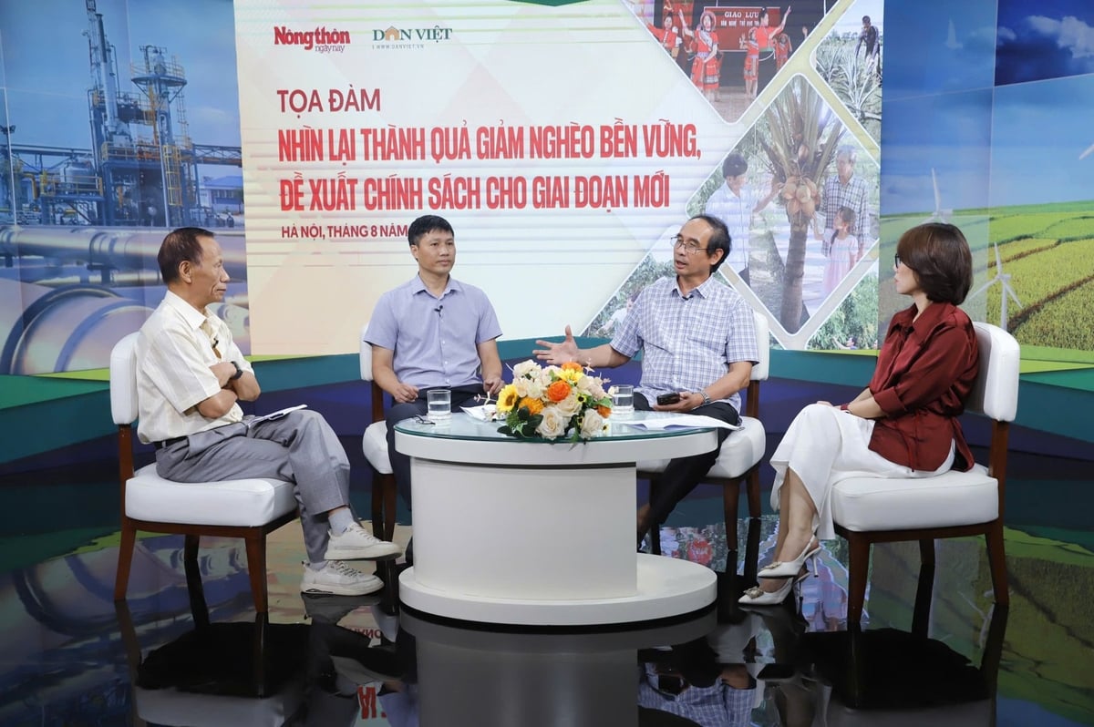 Ông Nguyễn Lê Bình (thứ 2 bên trái) - Phó Chánh Văn phòng Quốc gia về giảm nghèo (Bộ Nông nghiệp và Môi trường) chia sẻ tại toạ đàm: 'Nhìn lại thành quả giảm nghèo bền vững, đề xuất chính sách cho giai đoạn mới' do Báo Nông thôn Ngày nay tổ chức. Ảnh: Phạm Hưng. 