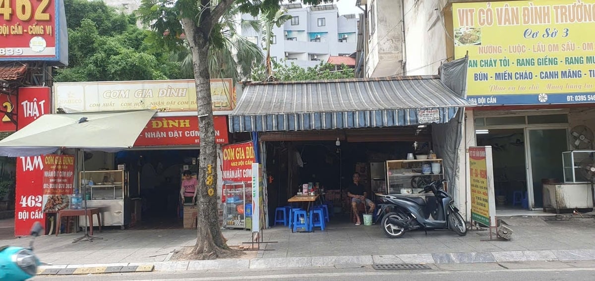 Hộ gia đình tự ý lấn chiếm đất kênh mương, vỉa hè để làm nơi kinh doanh tại khu đất xen kẹt sô 462 và 464 phố Đội Cấn. Ảnh: Anh Khôi. 