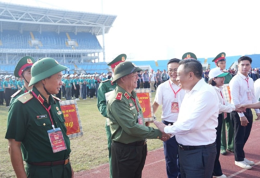 Chủ tịch UBND TP. Hà Nội Trần Sỹ Thanh động viên khối cựu chiến binh Việt Nam đang tập luyện tại Cung Liên hợp thể thao Mỹ Đình. Ảnh: Phạm Linh.