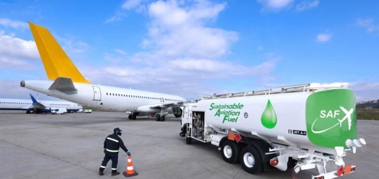 Động lực chính đến từ áp lực giảm phát thải carbon trong ngành hàng không, xu hướng tiêu dùng xanh... Ảnh: Energy News. 