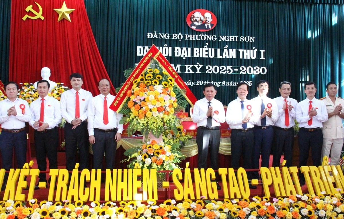 Lãnh đạo tỉnh Thanh Hóa tặng hoa chúc mừng Đại hội đại biểu Đảng bộ phường Nghi Sơn. Ảnh: Trung Quân.