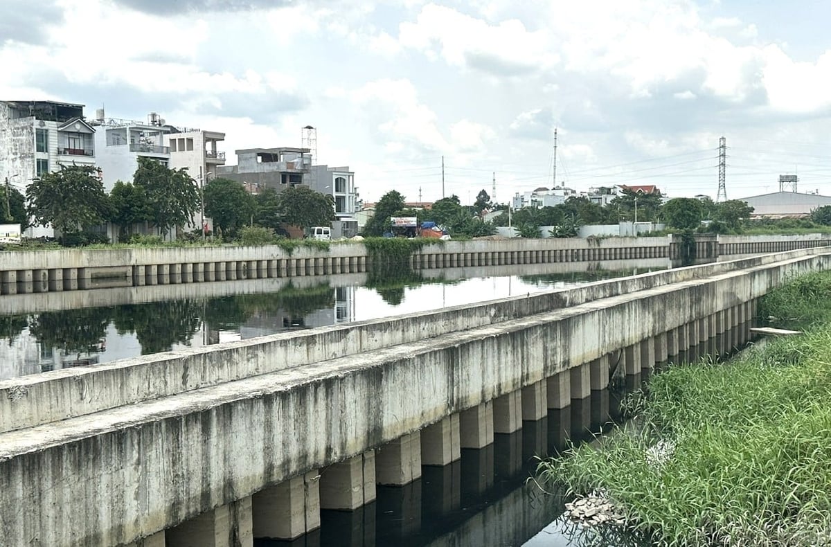 Dự án xây dựng và cải tạo môi trường kênh Tham Lương - Bến Cát - Rạch Nước Lên đang được triển khai sẽ góp phần cải tạo tình trạng ngập úng, ô nhiễm môi trường. Ảnh: Thục Vy.