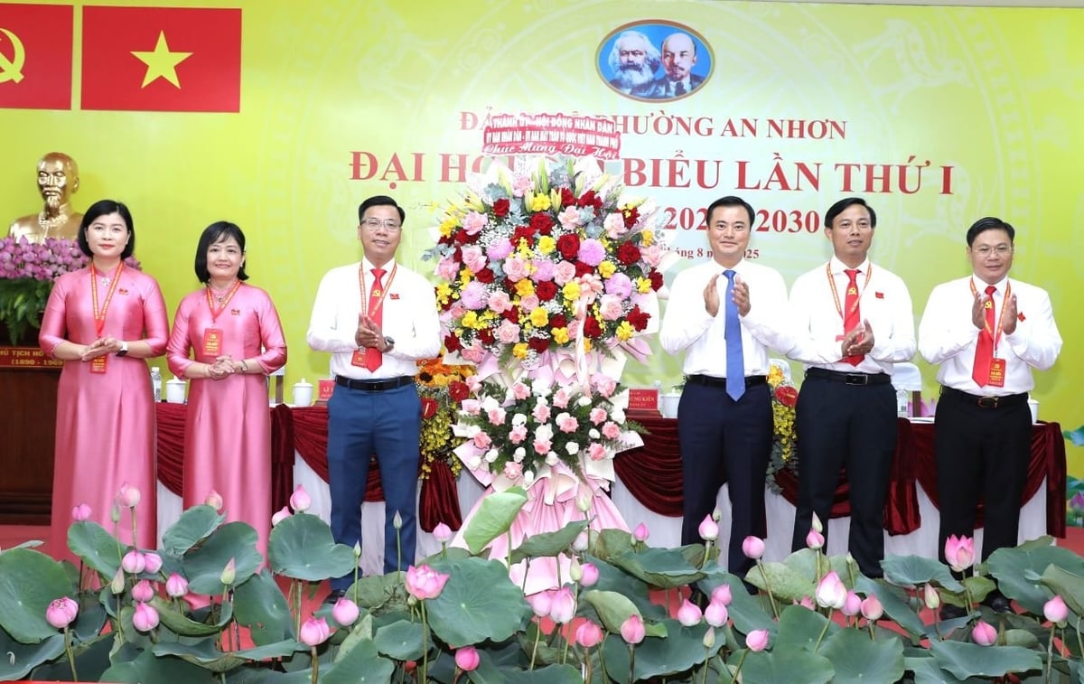 Ông Bùi Xuân Cường - Phó Chủ tịch UBND TP.HCM tặng lẵng hoa chúc mừng đại hội. Ảnh: Thục Vy.