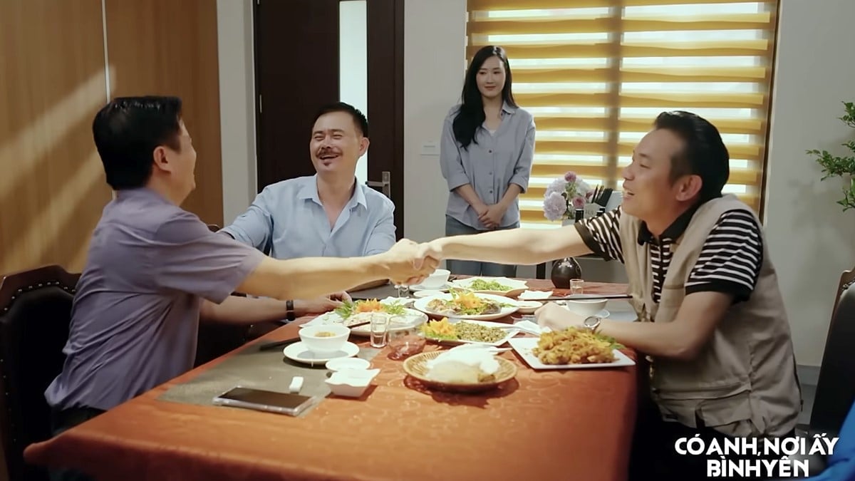 Nhà báo Điền còn hứa sẽ viết bài khen ngợi về ông Xuân. Ảnh CMH